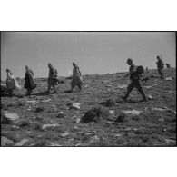 [Soldats en patrouille et civils].