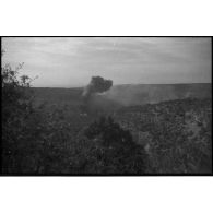 [Une explosion au loin].