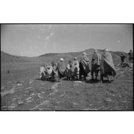 [Un groupe d'hommes dans la montagne].