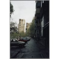 La rue Behdzeta Mutevelic, quartier de Grbavica - Sarajevo. [légende d'origine]