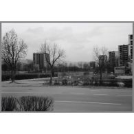 La rue Topal Osman Pase, quartier de Grbavica - Sarajevo. [légende d'origine]