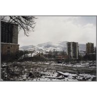 A gauche l'hôtel Bristol sur la Zmaja od Bosne - Sarajevo. [légende d'origine]