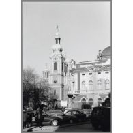 La cathédrale orthodoxe. Au premier plan à droite l'Armija Dom - Sarajevo. [légende d'origine]