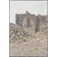 Ruines du décor de cinéma réalisé pour le film "Fort Saganne". [légende d'origine]<br>