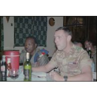 Le capitaine Loridon en compagnie d'un officier de l'armée mauritanienne. [légende d'origine]<br>