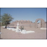 Porte du cimetière militaire français d'Atar. [légende d'origine]<br>