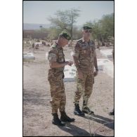 Officiers du DMAT au cœur du cimetière militaire français d'Atar. [légende d'origine]<br>
