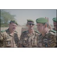Sous-officiers du DMAT au cœur du cimetière militaire français d'Atar. [légende d'origine]<br>