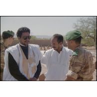 Autorités mauritaniennes présentent au cimetière militaire français d'Atar. [légende d'origine]<br>