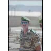 Portait d'un sous-officier du DMAT à l'intérieur du cimetière français d'Atar. [légende d'origine]<br>