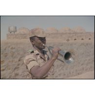 Portrait du clairon de la garde nationale mauritanienne pendant la cérémonie. [légende d'origine]<br>