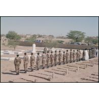 Cérémonie du 11 novembre 1993 au cimetière militaire français d'Atar. [légende d'origine]<br>