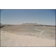 Panorama du plateau dominant la passe d'Amogjar, site de tournage du film "Fort Saganne". [légende d'origine]<br>