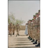 Revue des troupes avant la cérémonie militaire du 11 novembre 1994 au cimetière militaire d'Atar. [légende d'origine]<br>