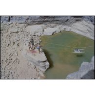 Vue de gueltas (trous d'eau permanents) dans les falaises. [légende d'origine]<br>