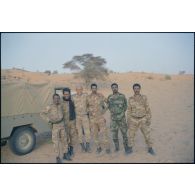 Portrait de groupe d'aide moniteurs mauritaniens et du major Labbé, instructeur commando. [légende d'origine]<br>