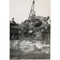 [Valdahon, Engin de levage chenillé dépannant un char FT 17, 1934].