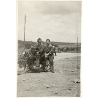 [Valdahon, Trois soldats du 506e RCC et une moto].