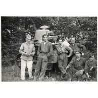 [Valdahon, soldats du 506e RCC devant un char FT 17].