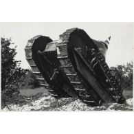 [Valdahon, Char FT 17 dressé en équilibre sur l'arrière des chenilles, 1934].