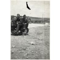 [Valdahon, Trois soldats du 506e RCC et une moto].