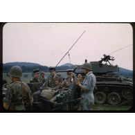 1955, Reutlingen, visite départ Afrique du Nord, commandant de Laverg*. [légende d'origine]
