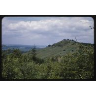 1955, Reutlingen, manœuvres à Münsingen, vue du Georgenberg, ancien petit volcan. [légende d'origine]