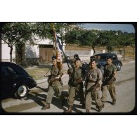 1956 Palikao, défilé 4e DIM Mascara 14-7 (8) Etendard 12e RD, Lt Norloff. [légende d'origine]