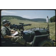 [Un canon de 75mm sans recul monté sur une Jeep du 12e RD].