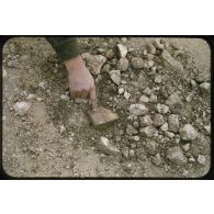 [Découverte d'une mine anti-véhicule sur la route].