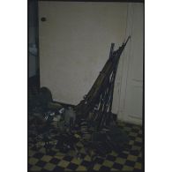 [Le butin d'une opération du 12e RD : les armes saisies au FLN].
