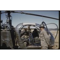 [A Tircine, le 3/12e RD participe aux opérations du général Gilles, une Alouette vient chercher un prisonnier].