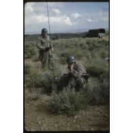 [Opération à laquelle participe le 3/12e RD, un soldat en communication sur une radio de campagne].