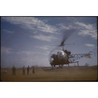 [Evacuation sanitaire d'un enfant par hélicoptère à Dominique-Luciani, à bord d'un Bell 47G].