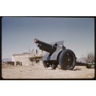 [Installation à Mékalis, un canon (Schneider 155mm CS court) appartenant à une unité d'artillerie coloniale, prédécesseurs dans le secteur].