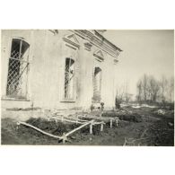 [Tombes allemandes devant une église orthodoxe].