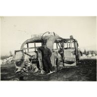 [Un soldat de l'armée de Terre allemande pose devant un autocar Henschel].