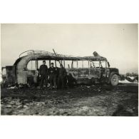 [Des soldats de l'armée de Terre allemande posent devant un autocar Henschel].