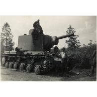 [Un blindé KV2 de l'Armée rouge en panne ou détruit].