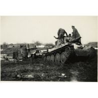 [Sur les routes détrempées du front de l'Est, un blindé léger Panzer 38 (t) tracte un camion SIS-5 d'origine soviétique].