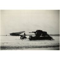 [Un canon antichar de 4,7 cm PaK (Panzerabwehrkanone) sur un chassis de Panzerkampfwagen I, puis un canon de 3,7 cm PaK 36/37. Enfin, un planeur Messerschmitt Me-321 d'une unité de transport (Transportgeschwader)].