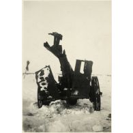 [Une pièce d'artillerie allemande neutralisée 15 cm SIG 33 (Schwere Infanteriegeschütze) (peut-être idem cliché 40)].