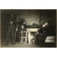 [En France, des soldats de l'armée de Terre assis autour d'une cheminée].