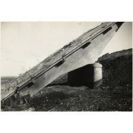 [Un pont détruit].