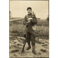 [Portrait en pied d'un militaire].