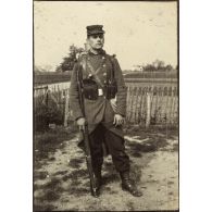[Portrait en pied d'un militaire].