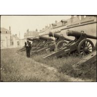 [Militaire posant devant des canons].<br>