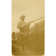 Poilu s'apprêtant à tirer. [légende d'origine]