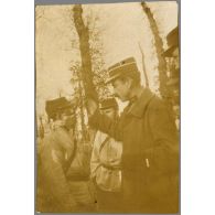 Essai de masque contre le gaz asphyxiant. [légende d'origine]