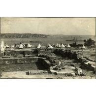 Les Pierres - campement turc - En face, Santori et les Iles des Princes. [légende d'origine]